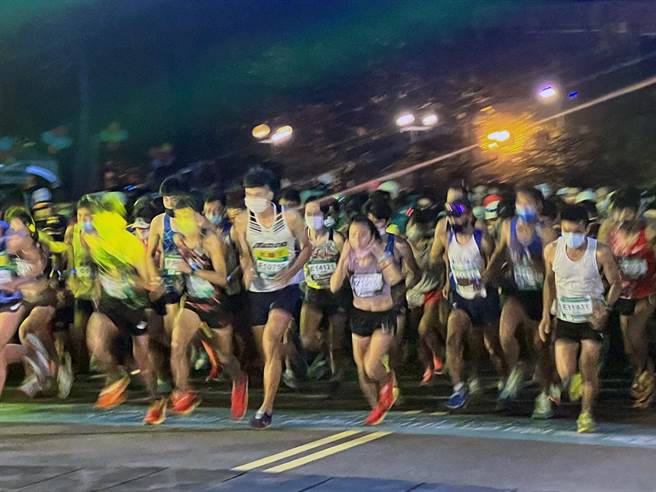 台南古都国际半程马拉松6日清晨5点30分天色仍然昏暗时，从永华市政中心热血开跑，共有1万6000人参赛。（洪荣志摄）