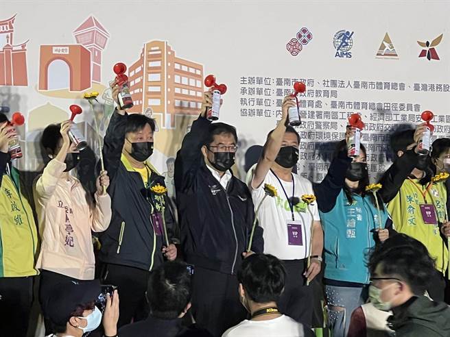 台南市长黄伟哲等贵宾为古都国际半程马拉松呜笛起跑。（洪荣志摄）