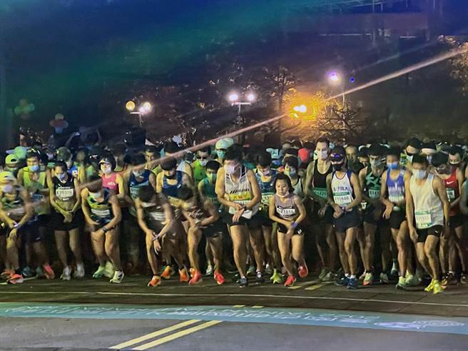 今年的台南古都国际半程马拉松共有1万6000人参赛。（洪荣志摄）