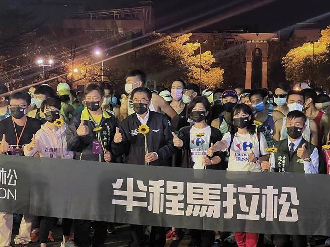 台南市长黄伟哲与贵宾及选手们手持向日葵象徵支持乌克兰。。（洪荣志摄）