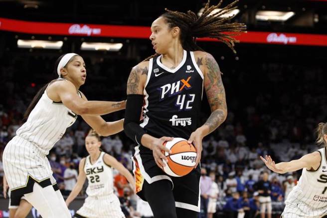 美国女篮WNBA水星队中锋Brittney Griner(中)持球进攻。（美联社资料照）