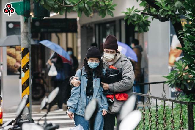 中央氣象局表示，今晚起伴隨鋒面通過及大陸冷氣團南下，中部以北天氣明顯轉冷，明天由於水氣條件充足，3500公尺以上高山有降雪機率，周二(8)是這波冷空氣最冷的時候，預估北部低溫可下探至12度，南部約13度，東半部約15度。（本報系資料照）