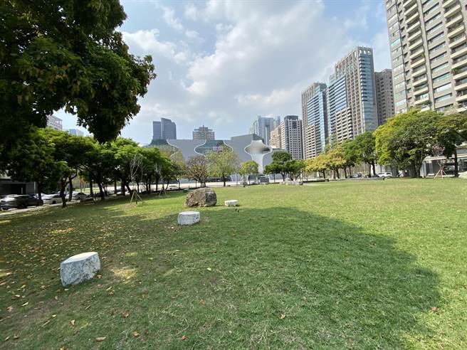 多日出现雾茫茫的台中市，空污改善，6日见到出太阳的好天气。（卢金足摄）