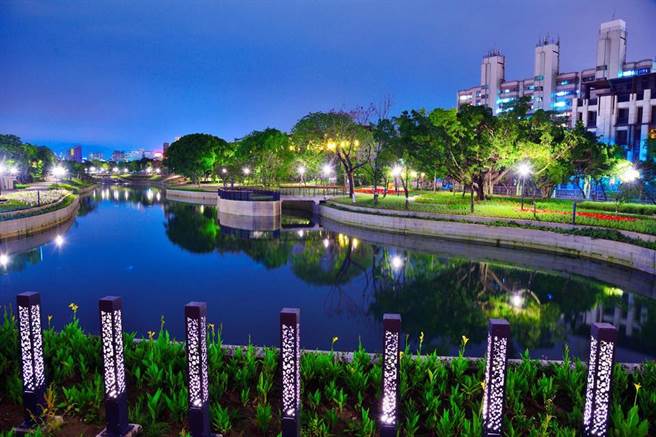 花博時進行全面規劃改善的葫蘆墩公園第5區，不管白天、晚上都相當漂亮。（陳清龍服務處提供）