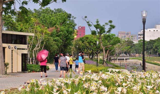 軟埤仔溪水環境改善計畫完工後，公園有親水廣場、木平台、休閒座椅等設施。（陳清龍服務處提供）
