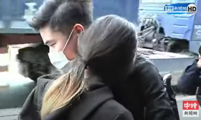 昨日传出有教召男与女友暂分别，泪眼汪汪。不过华视主播还原真相，男生根本没有哭。