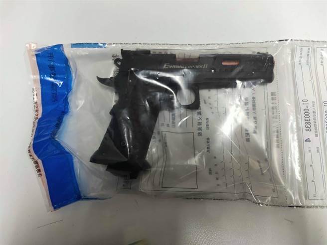 澎湖马公警方起出一把空气枪证物。（翻摄照片／林瑞益澎湖传真）