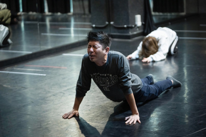 荒山亮在剧中有哭戏。（跃演剧团提供）