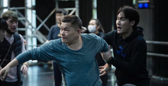 澎恰恰（左）和周定纬对戏。（跃演剧团提供）