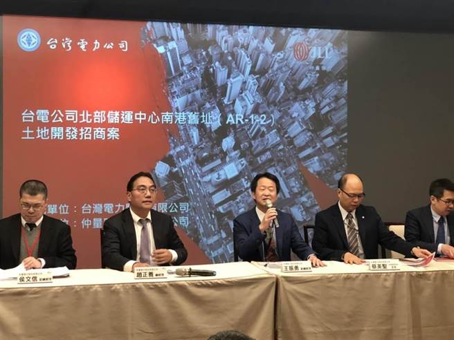 台电总经理继任人选，必须专业能力够稳定供电，目前以电源开发出身的副总王振勇(中)，及另两位副总王耀庭、徐造华呼声最大。(资料照)