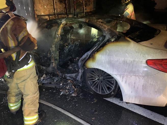 國道1號台南永康南下路段6日凌晨發生小客車追撞貨櫃車後起火的A1車禍。（國道警方提供／洪榮志台南傳真）