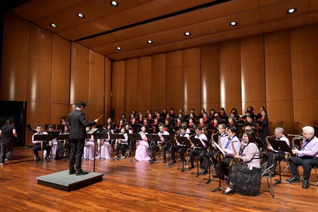 台中律师公会的律师换下律师袍，换上演奏服，「跨界」玩音乐。（台中市府提供／卢金足台中传真）