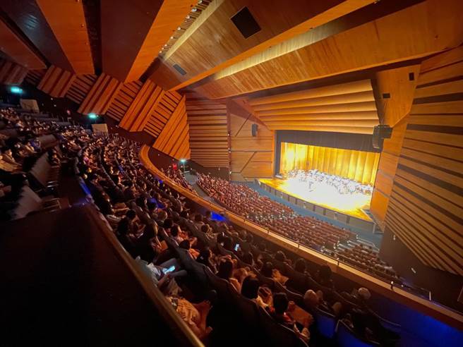 台中律师公会的律师换下律师袍，换上演奏服，「跨界」玩音乐。（台中市府提供／卢金足台中传真）