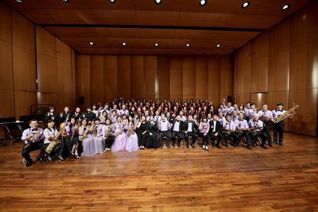 台中律师公会的律师换下律师袍，换上演奏服，「跨界」玩音乐。（台中市府提供／卢金足台中传真）