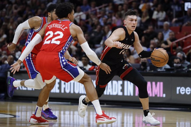 熱火後衛希洛(右)運球閃過對方防守準備上籃。(路透)