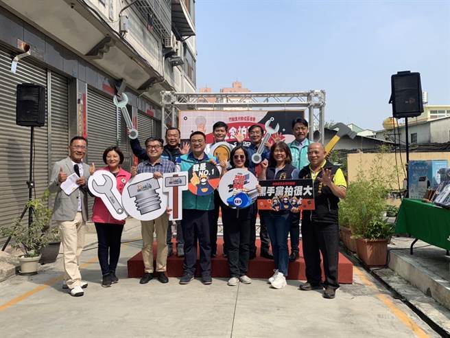 台中市自由路五金电料商圈举办「行动支付数位五倍券『五金拍很大』」行销活动。（台中市府提供／卢金足台中传真）