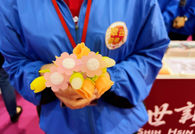 世新大学花朵造型笔。（王雅芬摄影）