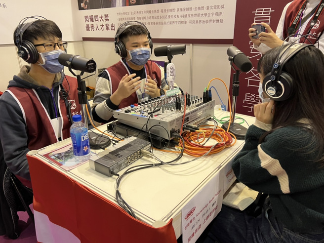 世新大学学生现场架设Open Studio开放录音室让考生体验受访、倾听梦想。（王雅芬摄影）