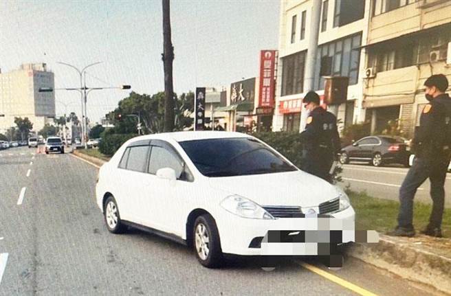 警方表示，所幸陈男只是「自撞」并未造成他人受伤。（民眾提供）