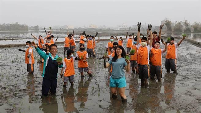 「安农米香传到安中」课程与大安区农会四健会紧密结合，搭配「食农教育」由大安农会农耕老师带领下，进行师生插秧实作体验课程。(大安国中提供)