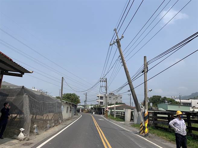 一部战车6日上午撞歪高雄市阿莲区一支电线杆，台电人员到场抢修。（翻摄照片／林瑞益高雄传真）