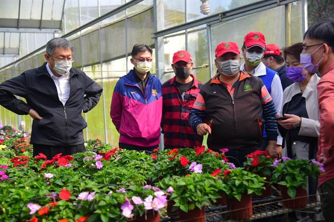 台北市長柯文哲及副市長黃珊珊也到農場裡面參觀。(縣府提供／吳建輝南投傳真)