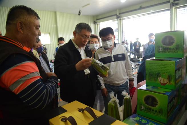 台北市長柯文哲及副市長黃珊珊等市府團隊，與在地花卉業者座談，就花卉產銷議題進行交流。(縣府提供／吳建輝南投傳真)