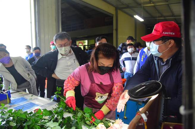 北市府推廣冷練供應提升花卉品質，但無法直接補助自動化或其他設備，因此選擇開放利多，包括規費優惠、行銷廣告等方式，來提升農民投入冷鏈意願，而縣府也積極補助農民，包括冷鏈車、空調設備等，期盼更多農民加入冷練供應體系。(縣府提供／吳建輝南投傳真)