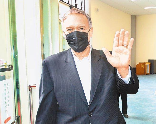 美国前国务卿蓬佩奥（Mike Pompeo）5日搭机离台，登机前向媒体挥手致意。（范扬光摄）