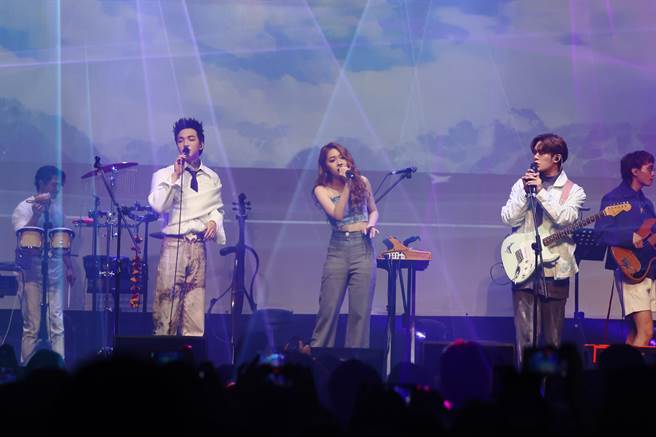 傻子与白痴演唱会台中场邀告五人歌声共舞〈第一支舞〉。（相信音乐提供）