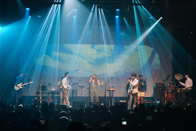 傻子与白痴演唱会台中场邀告五人歌声共舞〈第一支舞〉。（相信音乐提供）