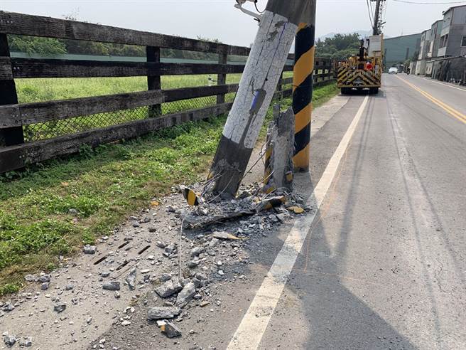 高雄阿莲区一部战车撞断电线杆，台电派人到场抢修。（翻摄照片／林瑞益高雄传真）