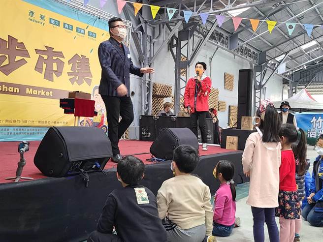 南投县竹山镇公所积极打造「竹巢漫步市集」，月初前进中山传统市场举行青创小农假日市集，打破传统市场印象，乾净整洁高品质农产，深受大小朋友喜爱。(公所提供／吴建辉南投传真)