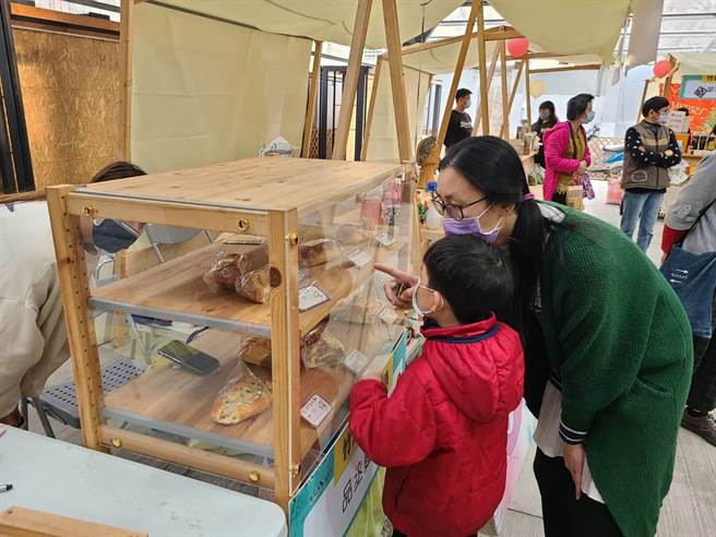 全新的「竹巢漫步市集」，找来竹安农合作，竹安农是在地把关农业安全注药的组织，共有25位成员，所生产的农产品皆拿到3章1Q的安全认证，从农产品源头进行把关。