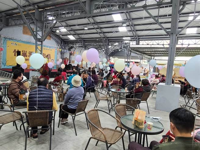 宽敞舒适的环境，精彩可期的表演，还有优质的农特产，很难让人与一般传统市场联想在一起。(公所提供／吴建辉南投传真)