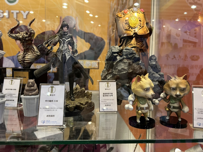 大叶大学展摊的橱窗里，陈列公仔模型、动画、漫画、游戏等成品。（摄影王雅芬）