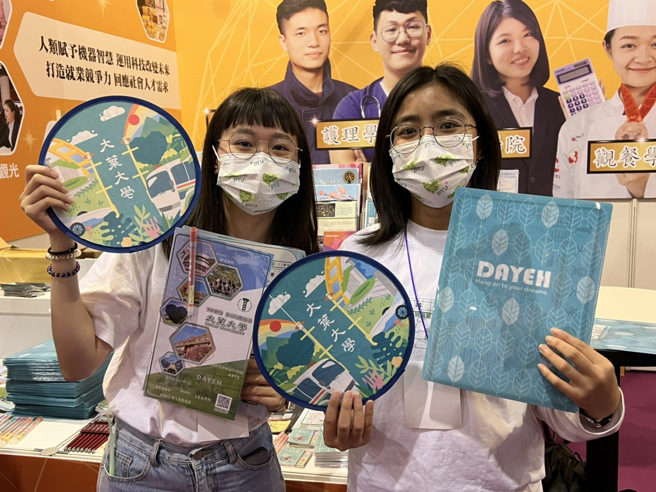 大学博览会现场，大叶学生热情为大学新鲜人提供最好的谘询。（王雅芬摄）