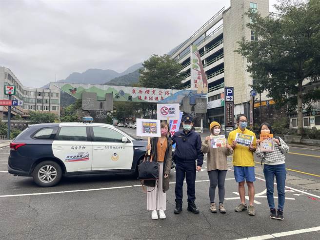 香港網紅拍片巧遇谷關員警，警方趁機宣傳治、交安，3天點閱超過1.5萬人次。（警方提供）