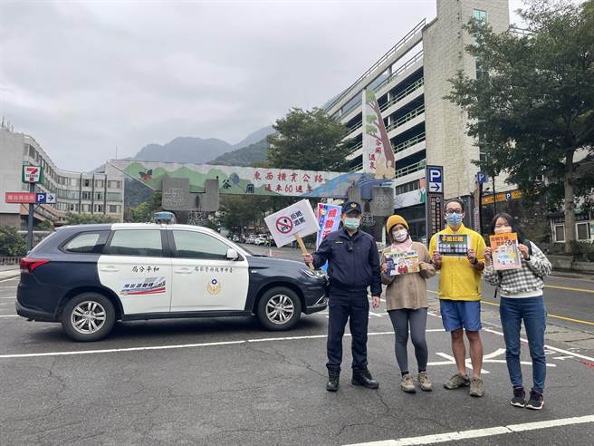 香港網紅拍片巧遇谷關員警，警方趁機宣傳治、交安，3天點閱超過1.5萬人次。（警方提供）