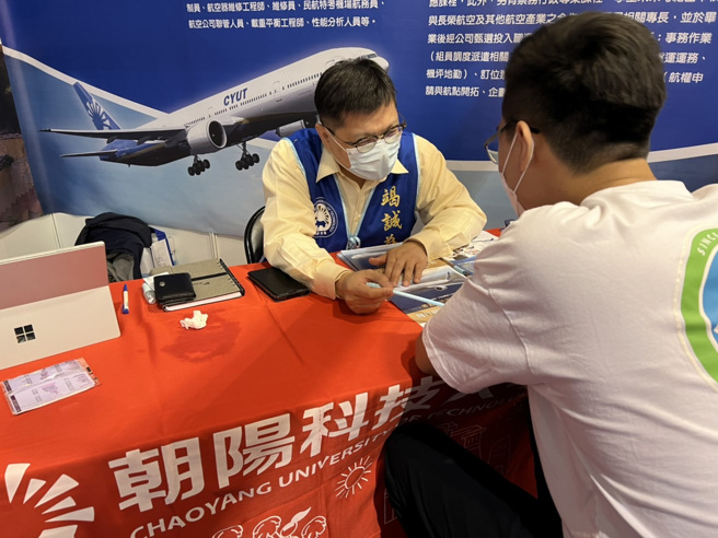 朝陽科大飛航系詢問度極高，系主任盧衍良坐鎮大學博覽現場。（王雅芬攝影）