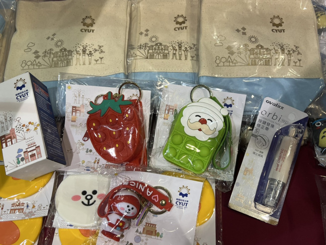 文创领域教学口碑佳的朝阳科大，大学博览会展摊上的招生纪念小物多元又尚用。（摄影王雅芬）