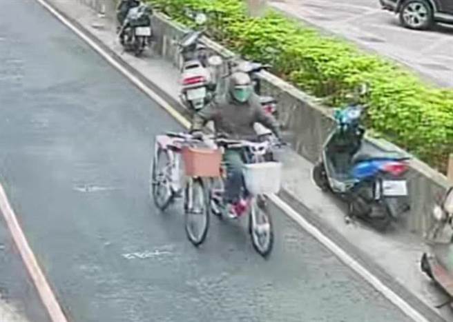 杨姓老翁手脚并用，边骑车边扶着詹姓女同学的脚踏车前进，过程险象环生。（翻摄照片／李京升苗栗传真）