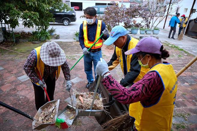 陈文顾镇长（中）偕志工乡亲走入社区，一起打扫清理环境。（金湖镇公所提供）