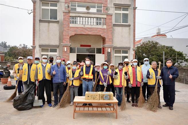 金湖镇社区志工热情响应环境清洁日，一起用心守护美好环境。（金湖镇公所提供）