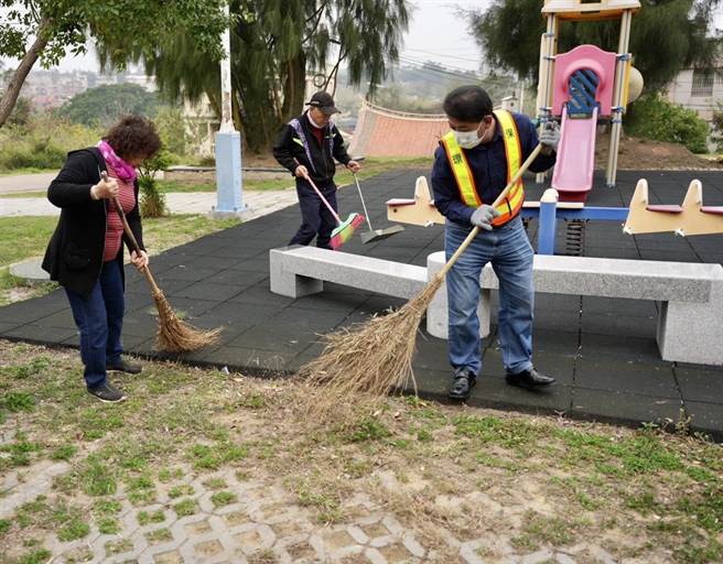 环保志工特别针对空屋、空地、公园、地下室及菜园等高风险场域或列管点，加强巡检及清扫作业。（金湖镇公所提供）