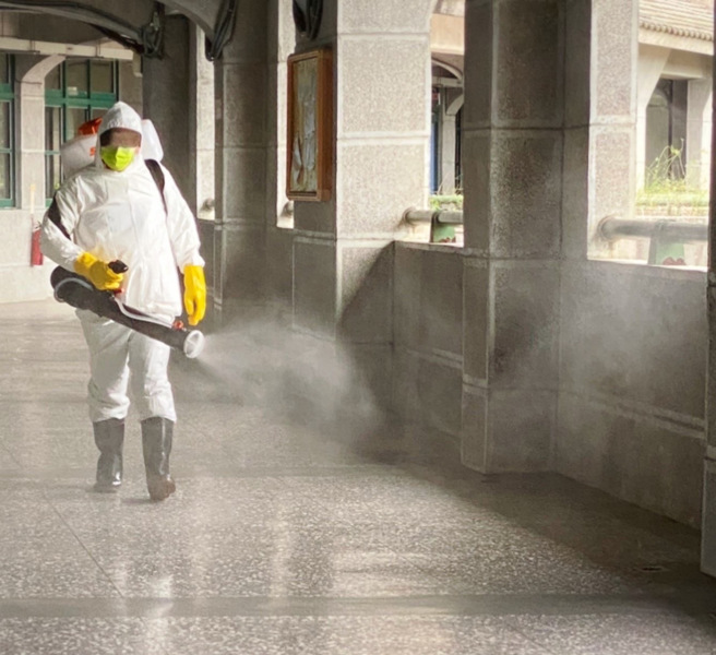 桃园米迪幼儿园群聚事件已收敛控制，6日没有新增本土个案，卫生局长王文彦公布案20831、20935的公共场所足迹。图为清消照。（本报资料照）