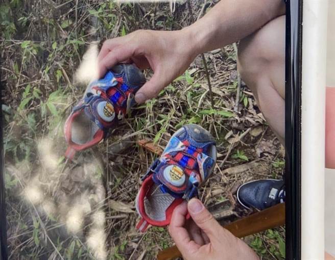 警方先找到男童的鞋子。（翻攝照片／李京昇苗栗傳真）