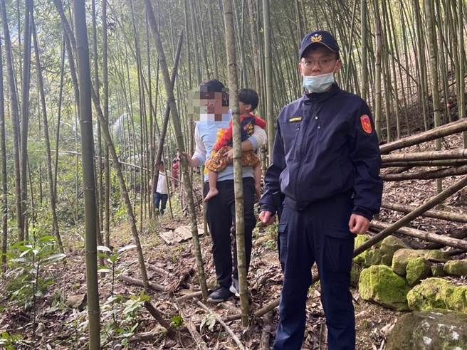 經過2小時找人，終於在露營區的山林間找到2歲男童。（翻攝照片／李京昇苗栗傳真）