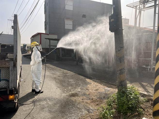 台南市6日新增2例確診病例，2人發病前曾前往的鹽水區雞舍已完成清消作業。（衛生局提供／洪榮志台南傳真）