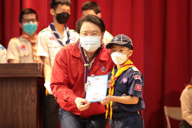 今年庆祝大会林右昌亲自表扬绩优团体及服务员。（基隆市政府提供／陈彩玲基隆传真）